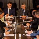 El líder del partido español Ciudadanos (oposición) Albert Rivera asiste a una sesión especial de la Comisión de Política Interior del la Asamblea Nacional venezolana (AN, Parlamento) junto al presidente de la AN Henry Ramos Allup