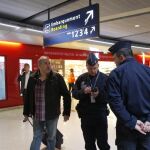 Oficiales de policía en el aeropuerto Charles de Gaulle