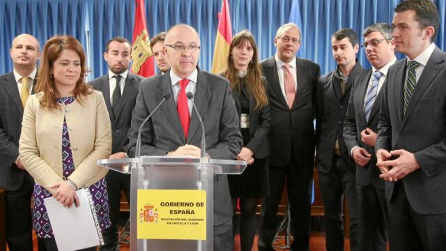 El delegado del Gobierno, Ramiro Ruiz Medrano, junto con los presidentes de las asociaciones de jóvenes empresarios