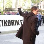 El presidente de Sortu, Hasier Arraiz saluda a su llegada al Tribunal Superior de Justicia del País Vasco