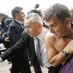 El director de recursos humanos, Xavier Broseta, evacuado por los empleados de seguridad tras sufrir la agresión de los empleados.