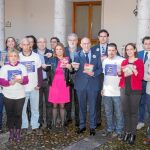 El presidente Jesús Julio Carnero y los portavoces de los grupos junto a trabajadores de estas empresas