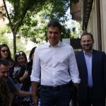 Pedro Sánchez llega a la sede del PSOE para ocupar su despacho como secretario general del PSOE, junto al recién nombrado portavoz de los socialistas en el Congreso, José Luis Ábalos