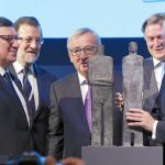 Rajoy entrega a Van Rompuy y a Durao Barroso el Premio al Mérito del Partido Popular ante Juncker y López-Istúriz
