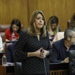 La presidenta de la Junta, Susana Díaz, ayer en el pleno del Parlamento