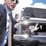 El séquito de Erdogan protege al presidente turco a la salida de una mezquita de Estambul