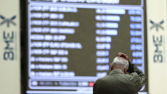 Paneles informativos de la Bolsa de Madrid /Efe