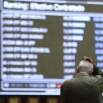 Paneles informativos de la Bolsa de Madrid /Efe