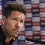 El entrenador del Atlético de Madrid, Diego Pablo Simeone, durante la rueda de prensa que ofreció tras el entrenamiento que han realizado hoy en el Cerro del Espino