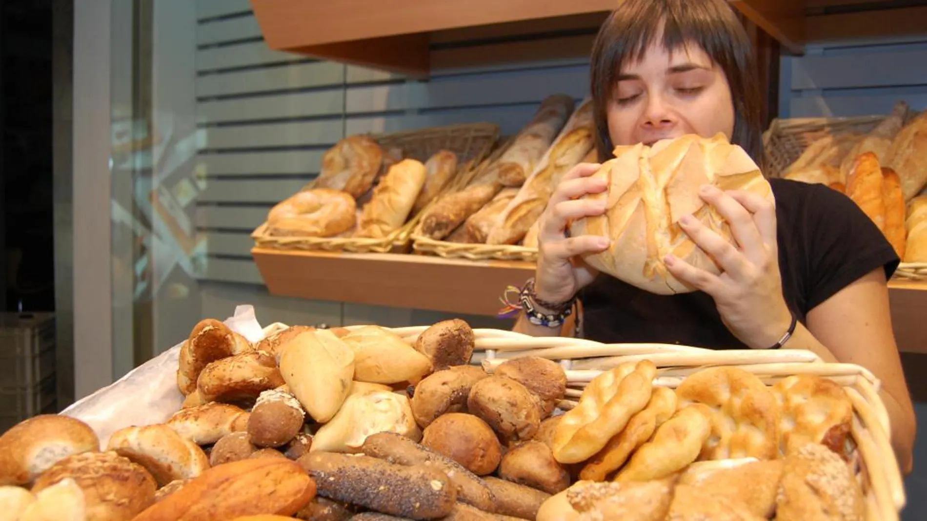 El consumo de pan y cereales, sobre todo si son integrales, ayuda al mantenimiento del tránsito intestinal