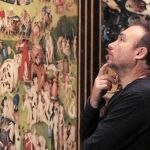 El pintor Miquel Barceló, pensativo, frente al tríptico de El Bosco, una joya de la historia de la pintura que plantea mil y un interrogantes