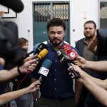 Gabriel Rufián, atiende a los medios tras votar el pasado domingo.