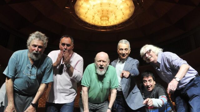Los integrantes de Les Luthiers posan en el escenario del Teatro de la Maestranza de Sevilla