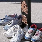 Las zapatillas de los migrantes, en el lugar donde rezó el Papa