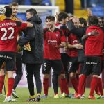Los jugadores del Mirandés celebran el pase a octavos de final de la Copa del Rey al eliminar al Málaga CF tras el partido