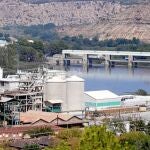 La factoría de Ercros en Flix a orillas del Ebro