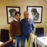 Salvador Vega junto a su nuevo apoderado Manolo Cortés