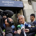 El presidente de Ausbanc, Luis Pineda, durante el registro de la sede de Madrid