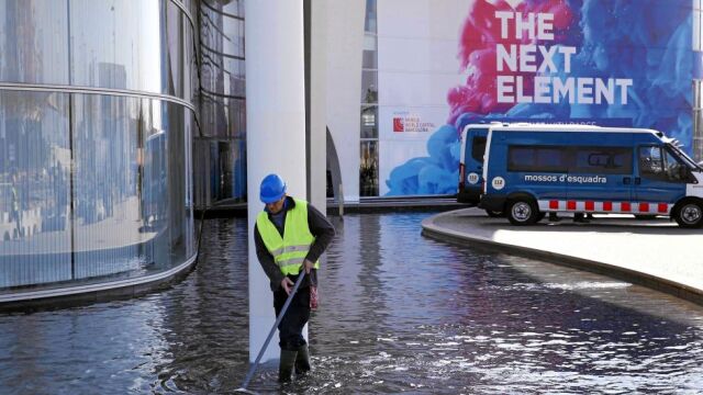 Un operario ultimando los preparativos para la gran cita tecnológica