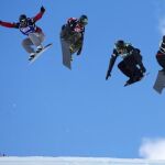 Lucas Eguibar segundo por la izquierda durante la final de Snowboard Cross disputada en Baqueira Beret