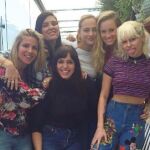 Elsa y Miley, junto a un grupo de amigas