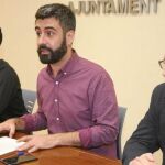En la imagen, el concejal Pere Fuset (segundo por la derecha), ayer durante su comparecencia ante la prensa