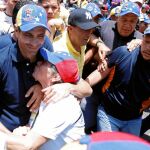 El diputado Henrique Capriles, inhabilitado por quince años, recibe el apoyo de varios manifestantes en la marcha de ayer en Caracas decibe el apoyo de la gente