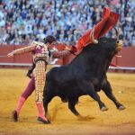 El Juli, en un pase de pecho, ayer en La Maestranza de Sevilla