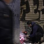 Muestras espontáneas de recuerdo ayer en el lugar del asesinato de Laínez