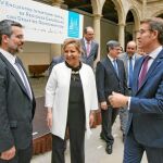 Rosa Valdeón conversa con Núñez Feijoó y Giorgio Cerin, de La Rioja, momentos antes de comienzo del Foro