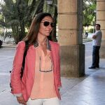 La jueza María Núñez Bolaños, a la entrada de los juzgados sevillanos