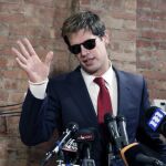 El editor principal de Breitbart News, Milo Yiannopoulos, anuncia su renuncia a Breitbart.