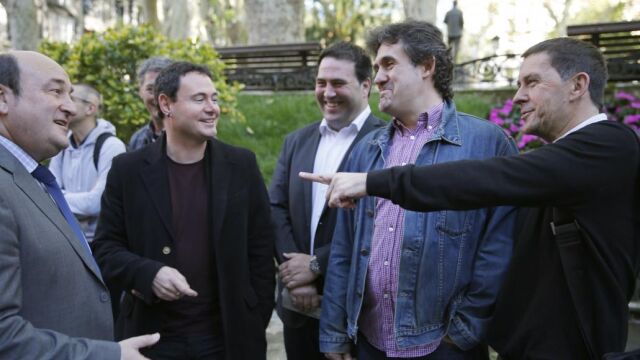 El presidente del PNV, Andoni Ortuzar (i), y el dirigente de Sortu Arnaldo Otegi (d) conversan junto al presidente de Sortu, Hasier Arraiz (2-i)