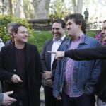 El presidente del PNV, Andoni Ortuzar (i), y el dirigente de Sortu Arnaldo Otegi (d) conversan junto al presidente de Sortu, Hasier Arraiz (2-i)