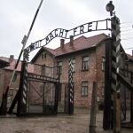 Puerta principal del antiguo campo de exterminio nazi de Auschwitz