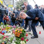 El alcalde de Hamburgo Olaf Scholz deposita flores frente al supermercado donde se produjo el ataque