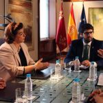 El presidente Fernando López Miras recibió ayer en San Esteban a la Hermana Mayor de la Cofradía de la Vera Cruz