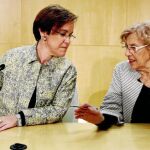 Carmena junto a la portavoz del PSOE en el Ayuntamiento, Purificación Causapié, en una rueda de prensa conjunta en el Palacio de Cibeles