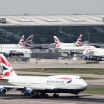 Un avión de British Airways en Heathrow.