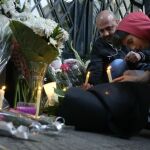 Ciudadanos encienden velas frente a la embajada de Italia en El Cairo en recuerdo del asesinado Giulio Regeni.