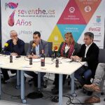El director de Seventhe, César González, presenta las actividades junto a Luis Miguel Jiménez, de la Federación de Personas Sordas; Alfredo Vela, experto en social media; Mercedes López, de Feafes; Luis Vargas, de Uno A Consultores; y Al Carmona
