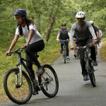 La Familia Obama aprovecha sus vacaciones para montar en bicicleta