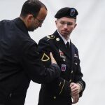 Fotografía de archivo del 10 de junio de 2013 del exsoldado Bradley Manning (d), quien comenzó un tratamiento de cambio de sexo para ser mujer y convertirse en Chelsea Manning, durante una asistencia a corte en una Corte Marcial en Fort Meade, Maryland