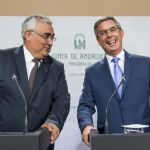 Antonio Ramírez de Arellano y Juan Carlos Blanco, ayer, durante la rueda de prensa tras el Consejo de Gobierno