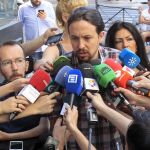 El secretario general de Podemos, Pablo Iglesias, hace declaraciones a los medios de comunicación a su llegada a la sede del partido