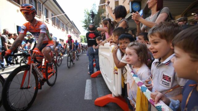 Niños disfrutan de un tramo de la 18 etapa del Giro de Italia de Muggio a Pinerolo en Italia