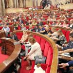 Imagen de uno de los plenos de la pasada legislatura y de los grupos que se sientan a la izquierda y a la derecha