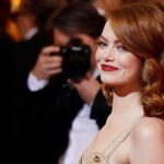 La actriz estadounidense Emma Stone a su llegada a la 89 edición de los Oscar en el Teatro Dolby de Hollywood, California