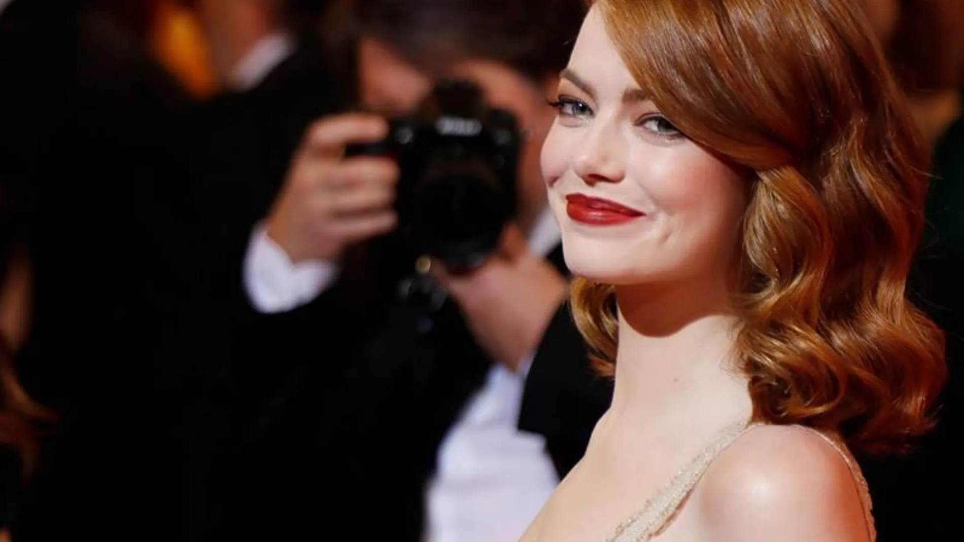 La actriz estadounidense Emma Stone a su llegada a la 89 edición de los Oscar en el Teatro Dolby de Hollywood, California
