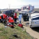 Accidente que se registraba ayer en la A-66 a la altura de Villamañán, en el que falleció una persona y hubo dos heridos